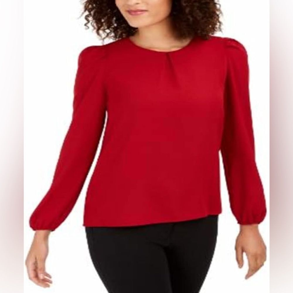 Anne Klein Blouse with ruched shoulders
Round neck; pearl button/keyhole
